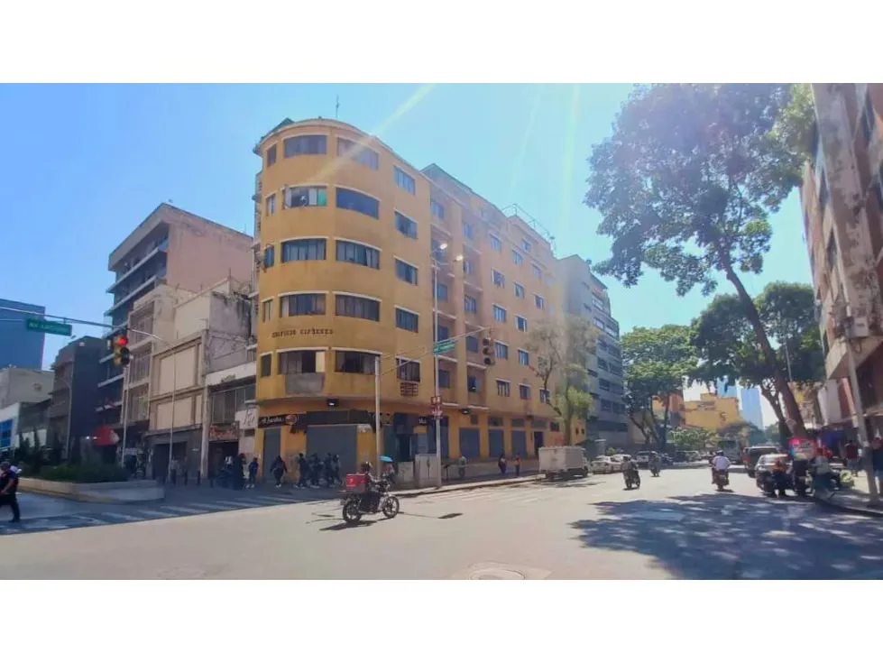Se vende local comercial 200 m2 Av. Lecuna 5056 - 3