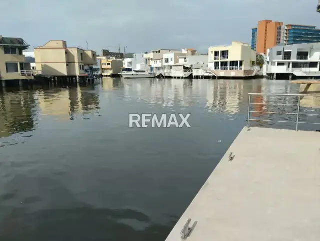 SE ALQUILA CASA BOTE C EN LECHERIA VENEZUELA