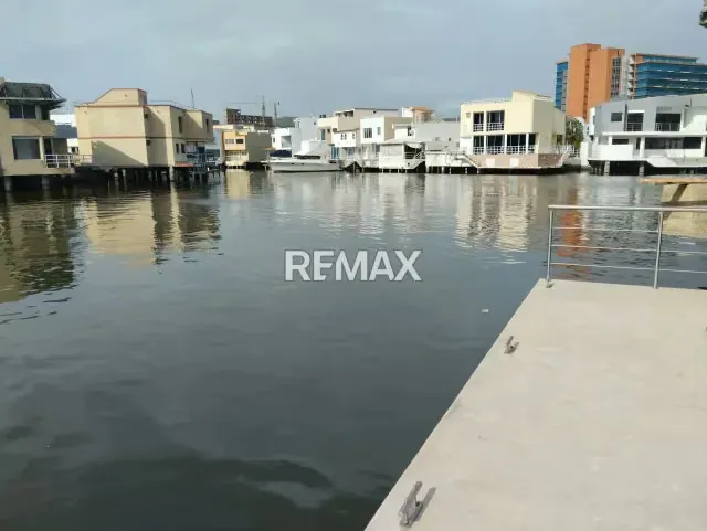 SE ALQUILA CASA BOTE C EN LECHERIA VENEZUELA