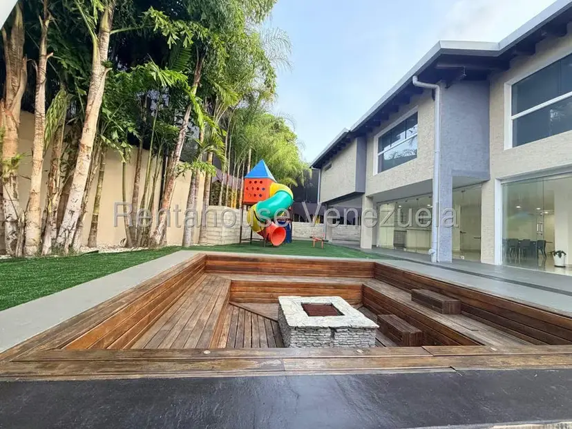 Casa (Duplex) en Venta en Cumbres de Curumo, Distrito Metropolitano