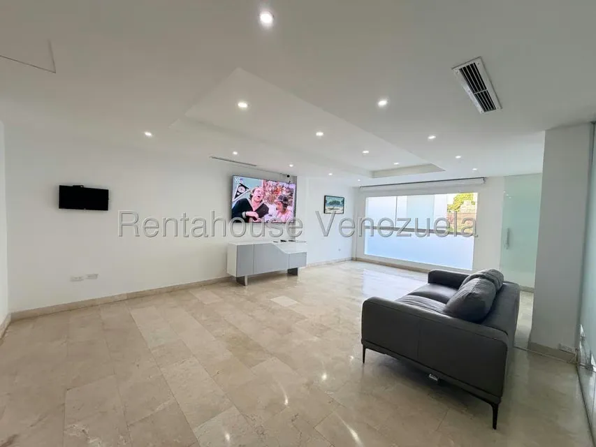 Casa (Duplex) en Venta en Cumbres de Curumo, Distrito Metropolitano - 3