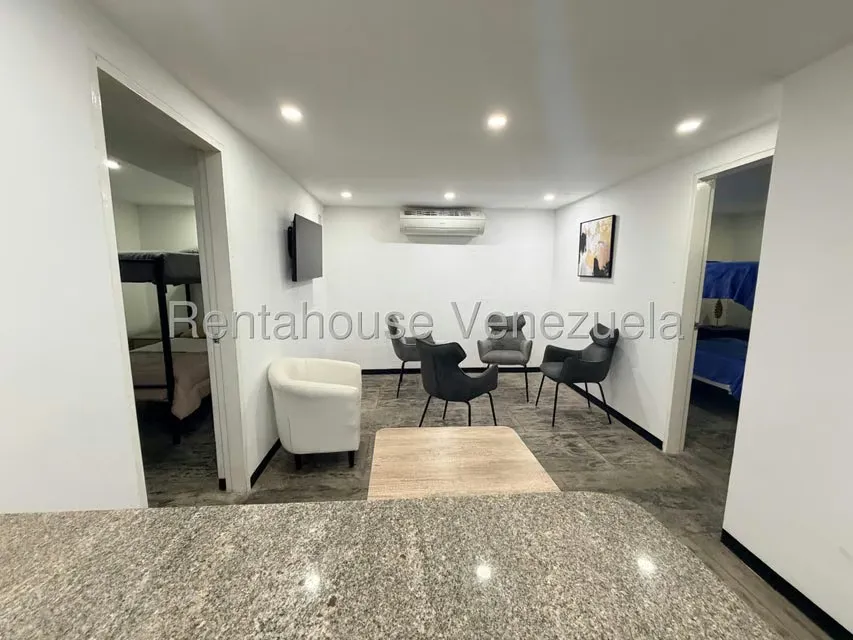 Casa (Duplex) en Venta en Cumbres de Curumo, Distrito Metropolitano - 34