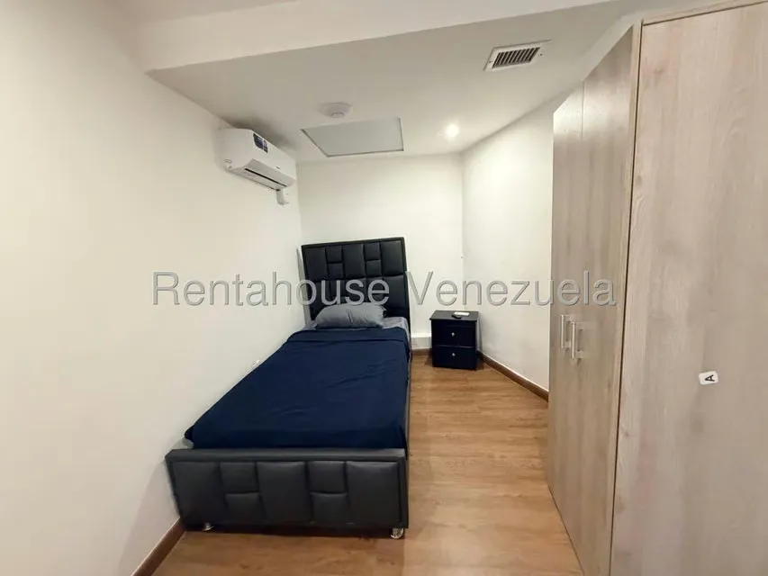Casa (Duplex) en Venta en Cumbres de Curumo, Distrito Metropolitano - 36