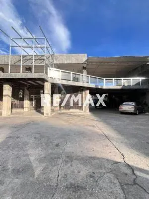VENTA DE EDIFICIO COMERCIAL DE LUJO A PIE DE CALLE – ¡MÚLTIPLES POSIBILIDADES DE NEGOCIO