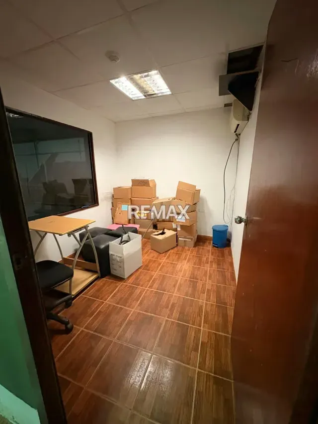 En Venta Galpón con local comercial en San Francisco Zona Noroeste - 15