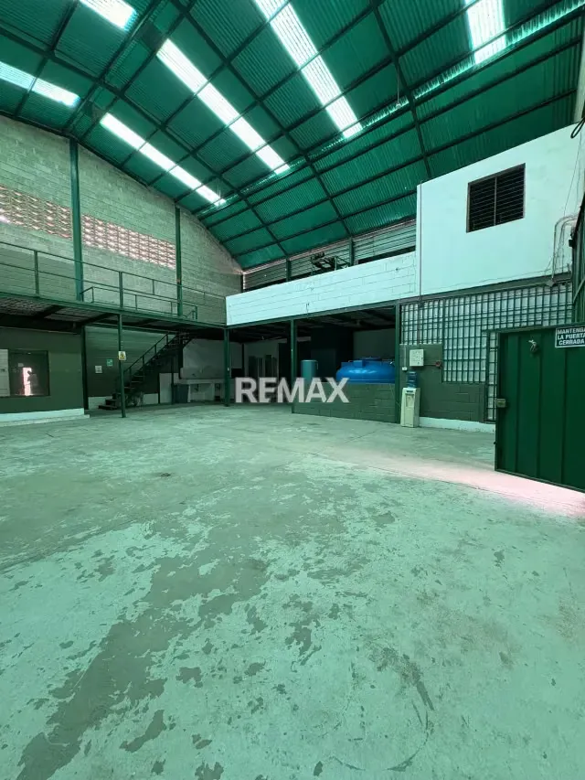 En Venta Galpón con local comercial en San Francisco Zona Noroeste - 17