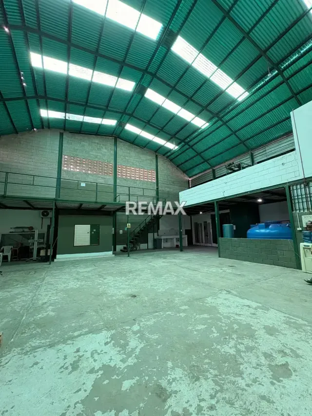En Venta Galpón con local comercial en San Francisco Zona Noroeste - 2