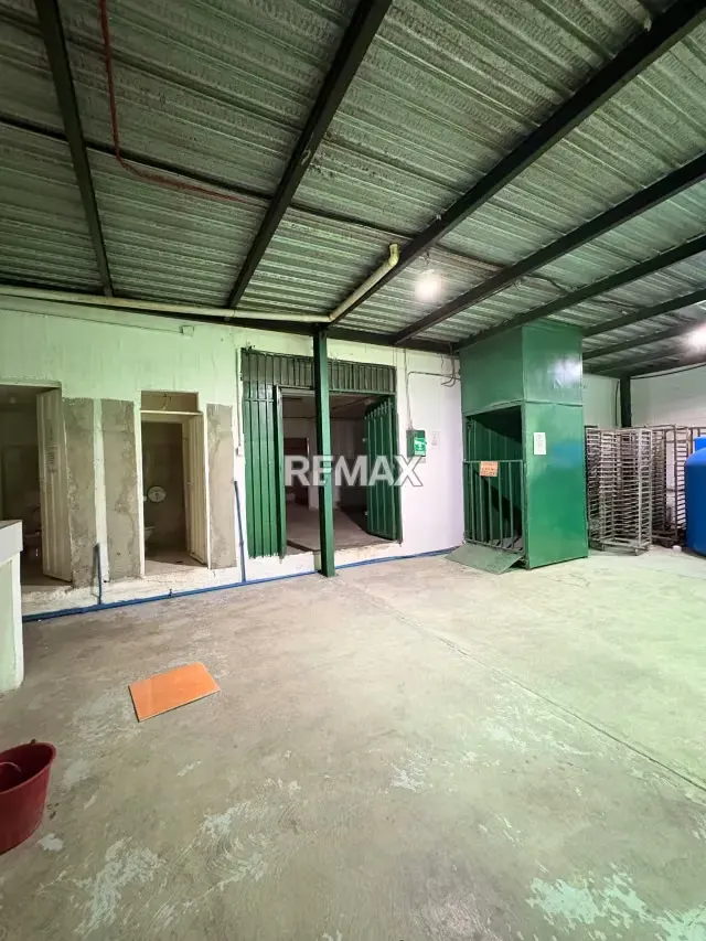 En Venta Galpón con local comercial en San Francisco Zona Noroeste - 3