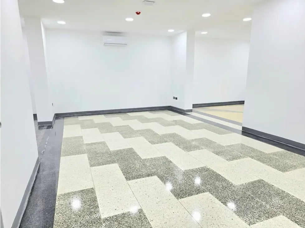 Vendo y Alquilo Casa Comercial en San Román a Pie de Calle Remodelada - 25