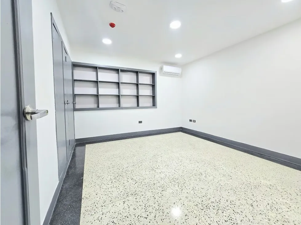 Vendo y Alquilo Casa Comercial en San Román a Pie de Calle Remodelada - 26