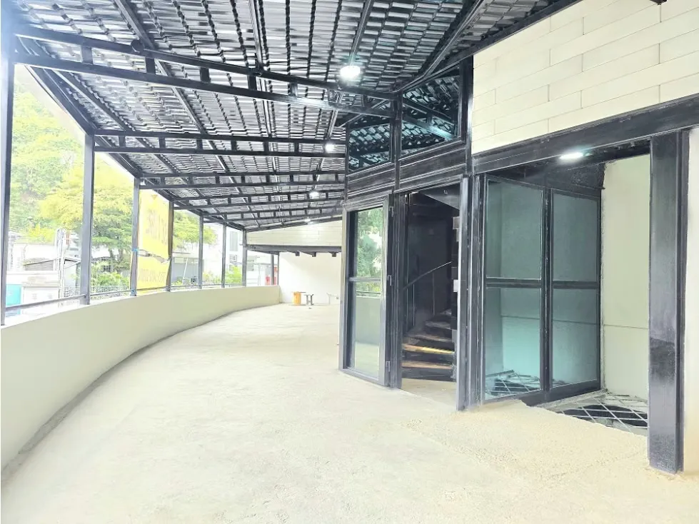 Vendo y Alquilo Casa Comercial en San Román a Pie de Calle Remodelada - 27