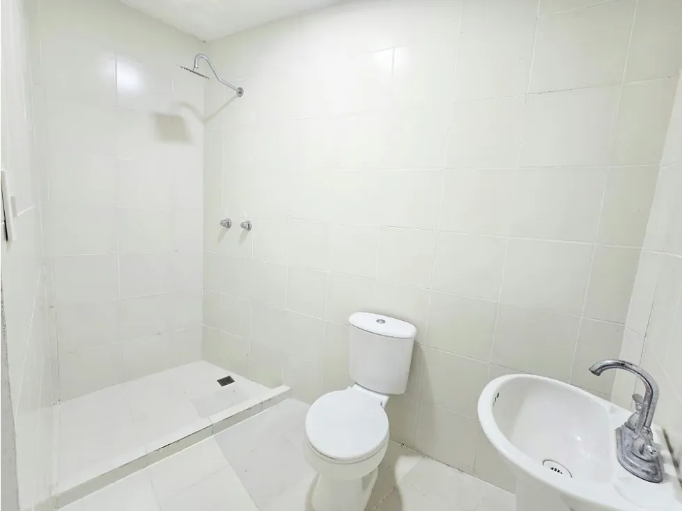 Vendo y Alquilo Casa Comercial en San Román a Pie de Calle Remodelada - 32