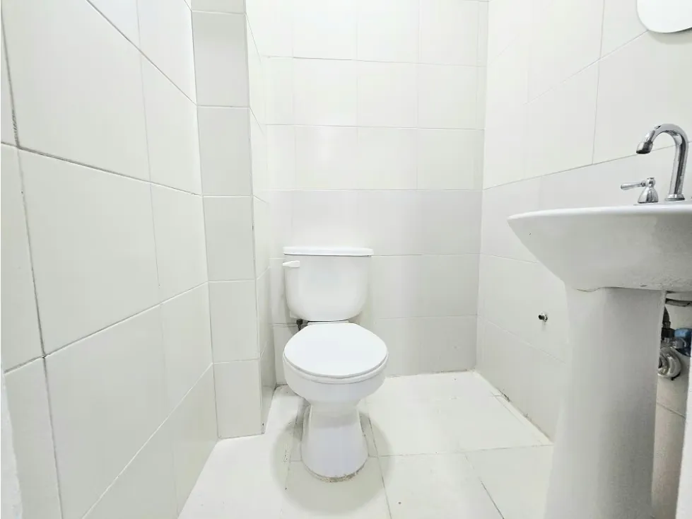 Vendo y Alquilo Casa Comercial en San Román a Pie de Calle Remodelada - 34