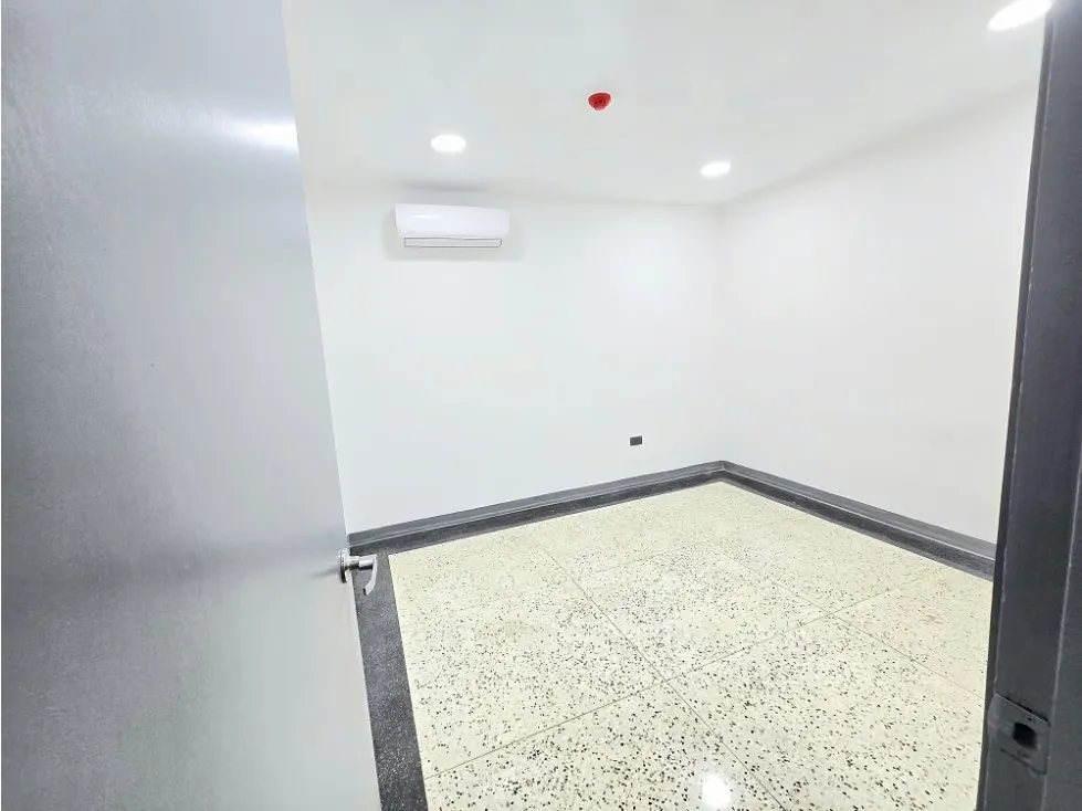 Vendo y Alquilo Casa Comercial en San Román a Pie de Calle Remodelada - 41