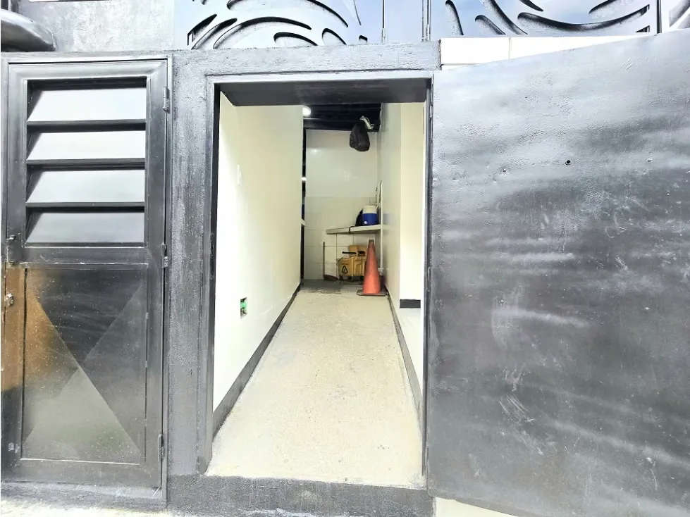 Vendo y Alquilo Casa Comercial en San Román a Pie de Calle Remodelada - 50