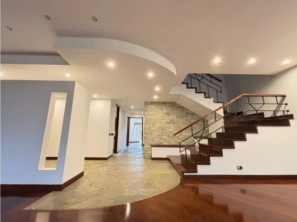 Se vende PB duplex 489.84m2 3H+S/3.5B+S/3P. La Alameda