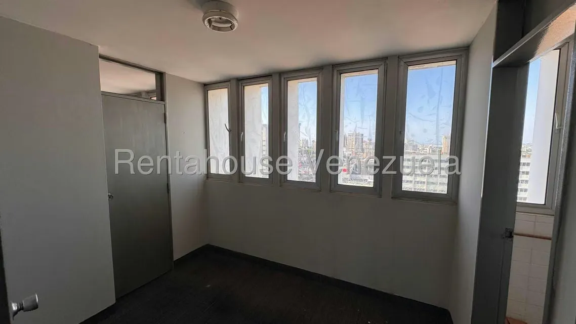 Oficina en Alquiler en Avenida Bella Vista, Zulia - 11
