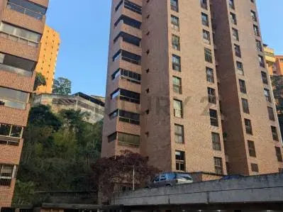 Amplio apartamento en Los Naranjos del Cafetal, Caracas en calle cerrada