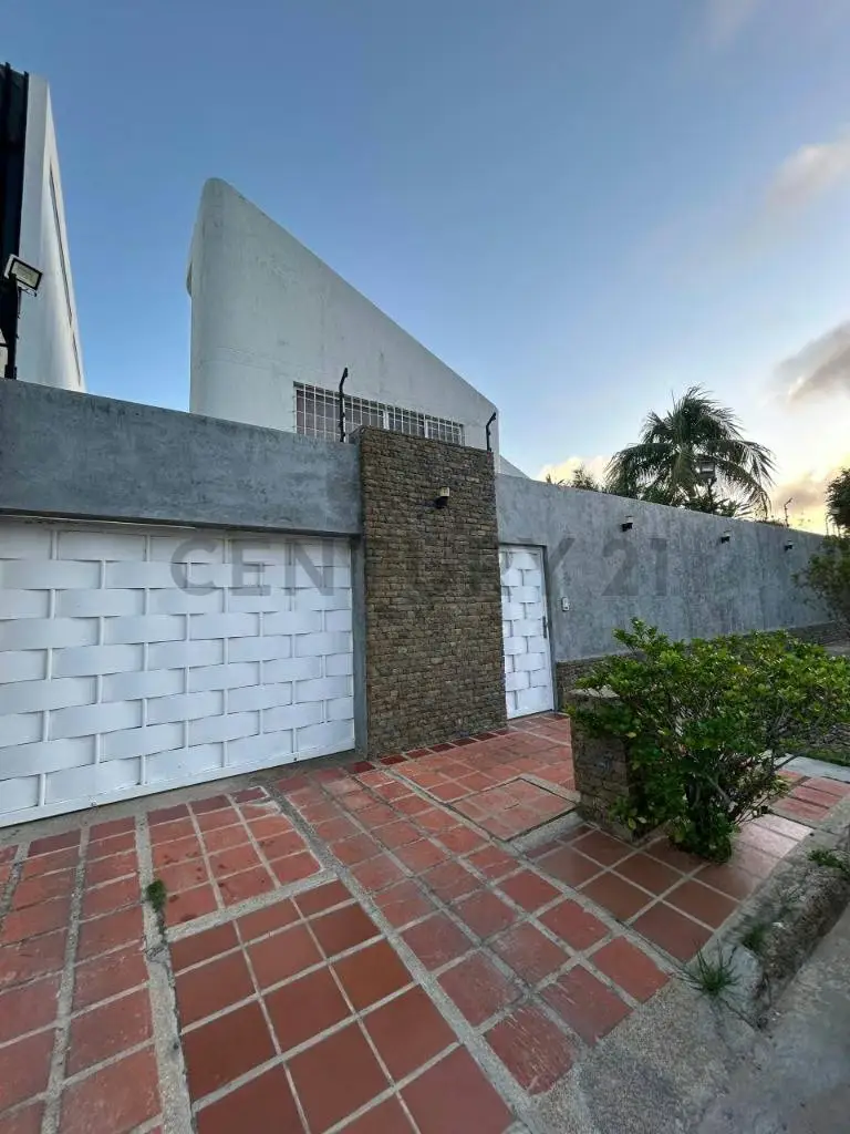 Casa de dos niveles en Jorge Coll