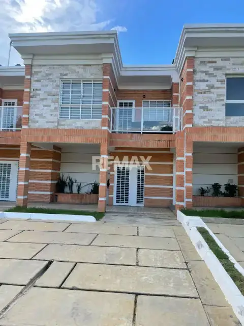 EN VENTA TOWN HOUSE EN VILLA LOS CORALES, A ESTRENAR EN TUCACAS.