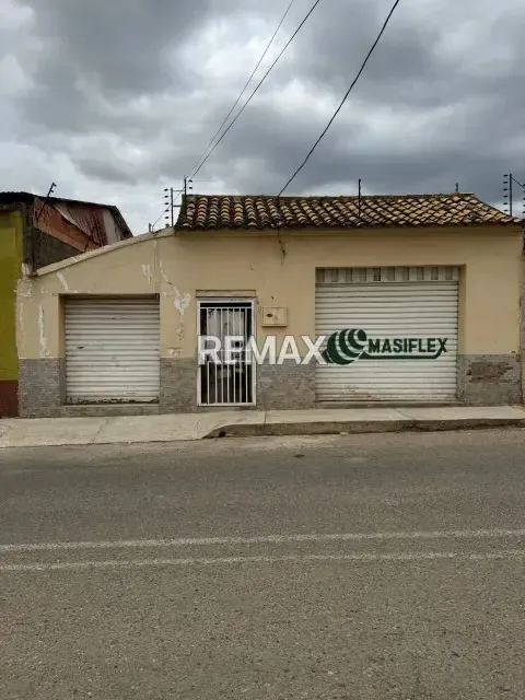Venta de casa en carora con locales comerciales - 2