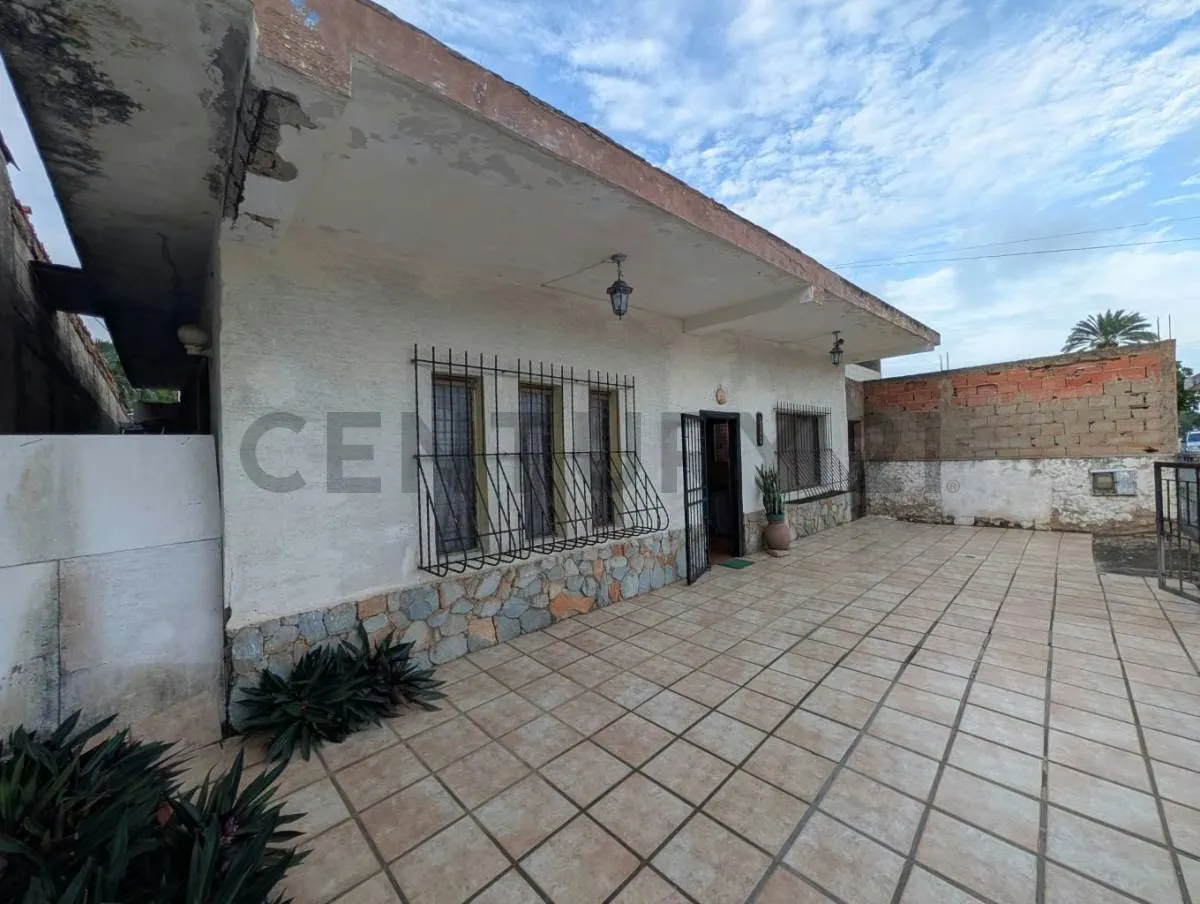 AMPLIA CASA PARA REMODELAR CON PATIO Y ARBOLES FRUTALES UBICADA EN LOS ROBLES - 2