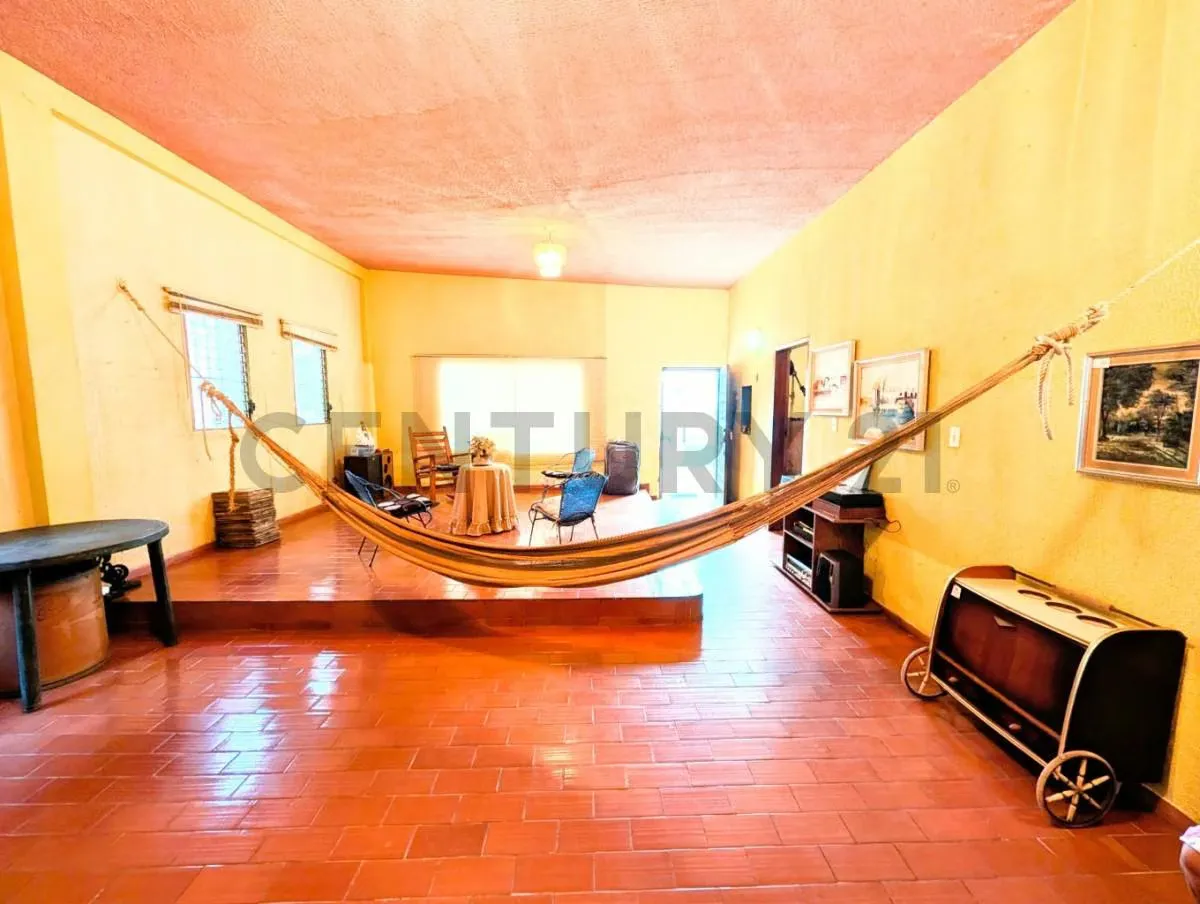 AMPLIA CASA PARA REMODELAR CON PATIO Y ARBOLES FRUTALES UBICADA EN LOS ROBLES - 6