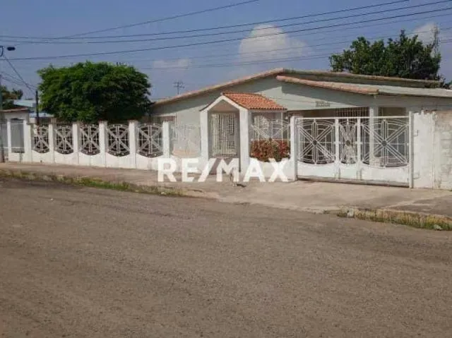 CASA QUINTA EN VENTA EN AVENIDA PRINCIPAL
