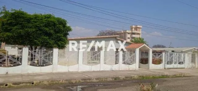 CASA QUINTA EN VENTA EN AVENIDA PRINCIPAL - 2