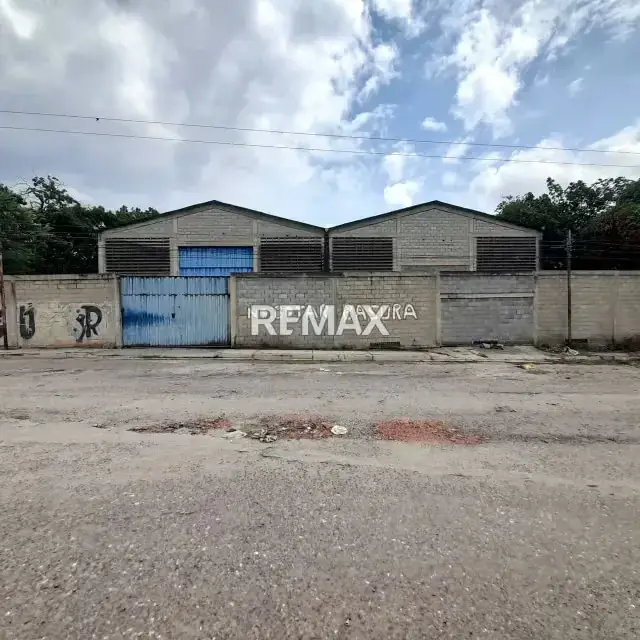En Venta Galpón Industrial Av Florencio Jimenez, frente a Transbarca