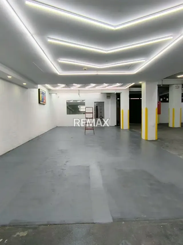 LOCAL COMERCIAL A PIE DE CALLE CON MAS DE 20 PUESTOS DE ESTACIONAMIENTO - 2