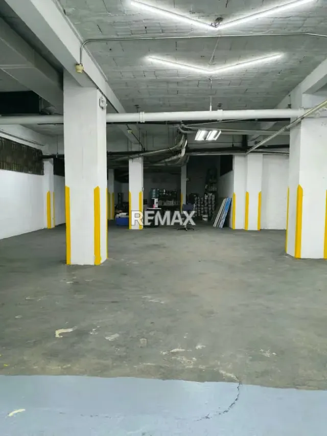 LOCAL COMERCIAL A PIE DE CALLE CON MAS DE 20 PUESTOS DE ESTACIONAMIENTO - 3