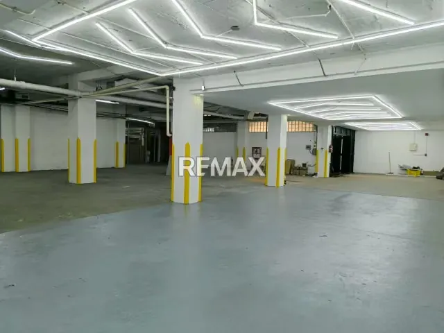 LOCAL COMERCIAL A PIE DE CALLE CON MAS DE 20 PUESTOS DE ESTACIONAMIENTO - 4