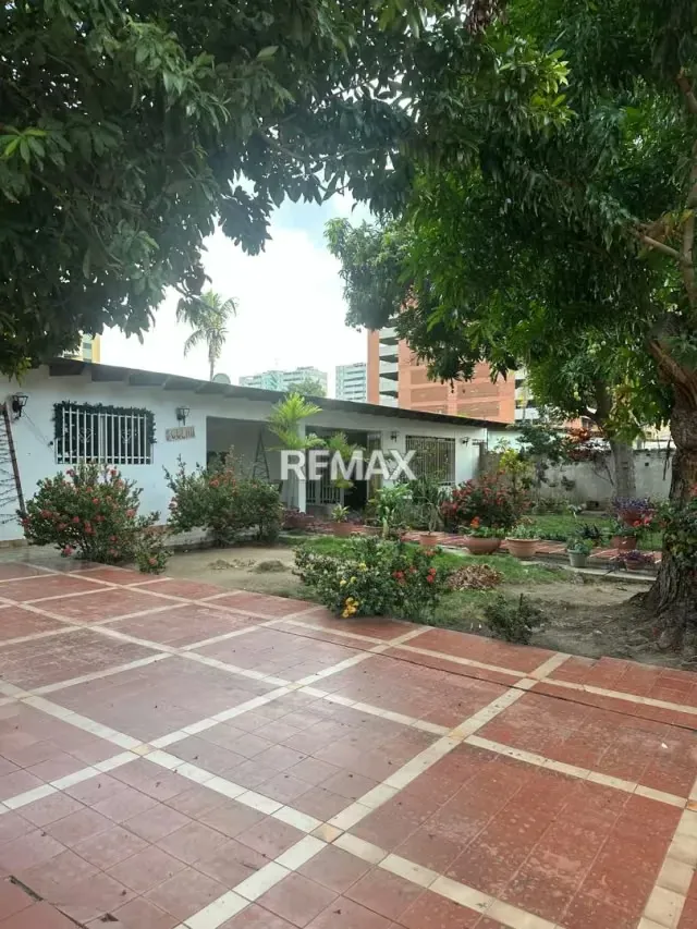 En venta Terreno y Casa con zonificación R5 - 2