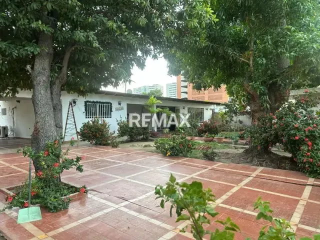 En venta Terreno y Casa con zonificación R5 - 3