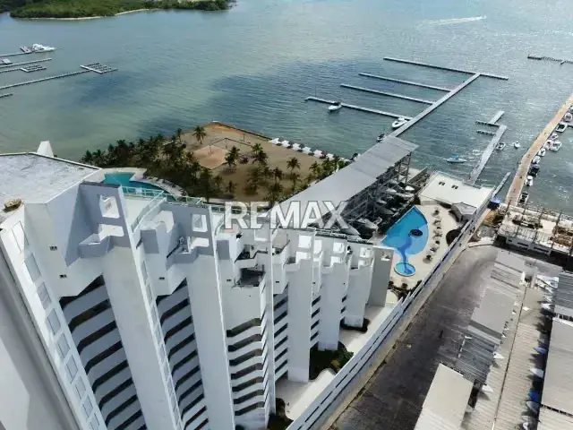 De la comodidad al lujo: Tu nuevo estilo de vida frente al mar apartamento en venta con vista edificio con marina Atlantica en Tucacas