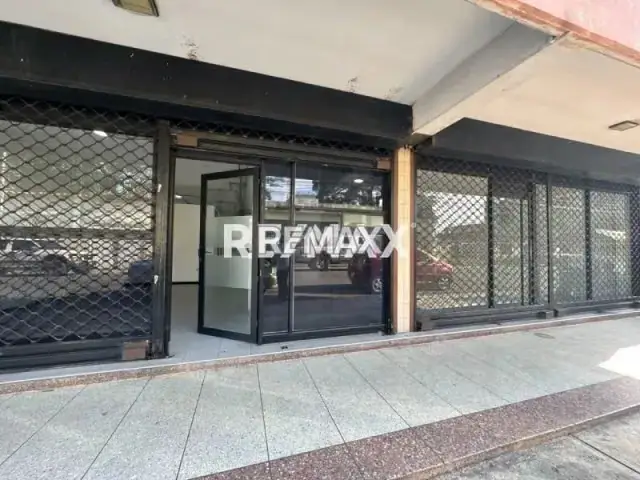 EN ALQUILER ESTRATÉGICO LOCAL CON UN ÁREA DE 144 M2