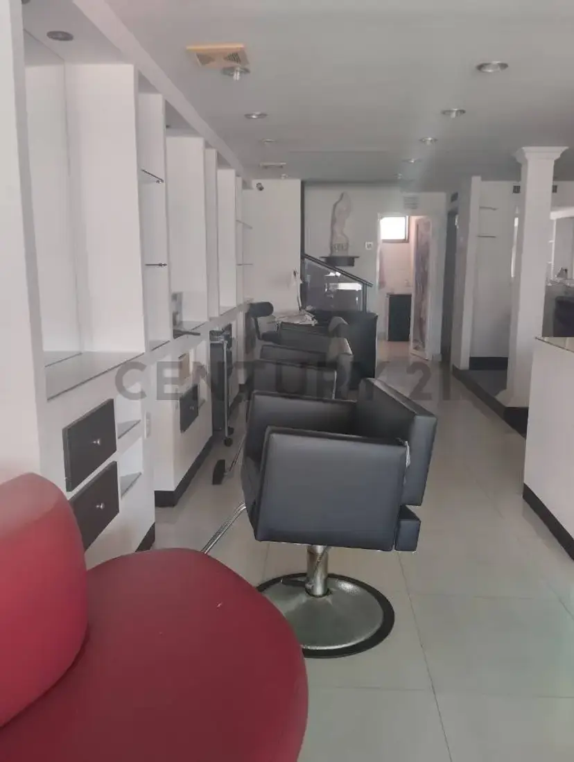 Local Comercial con mobiliario para salon de belleza