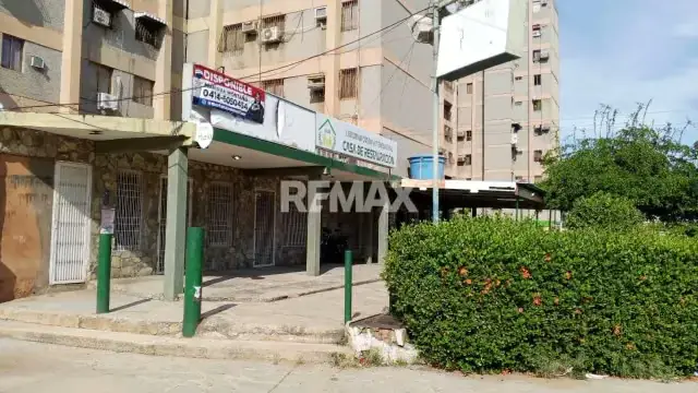 CENTRO COMERCIAL EN AVENIDA PRINCIPAL AV 40