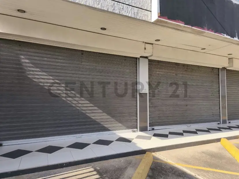 Local grande con oficinas en Alquiler en Paseo Caroni. 500 mt2