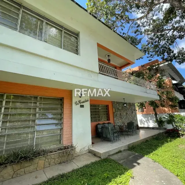 SE VENDE CASA CON POTENCIAL RESIDENCIAL COMERCIAL EN COLINAS DE BELLO MONTE
