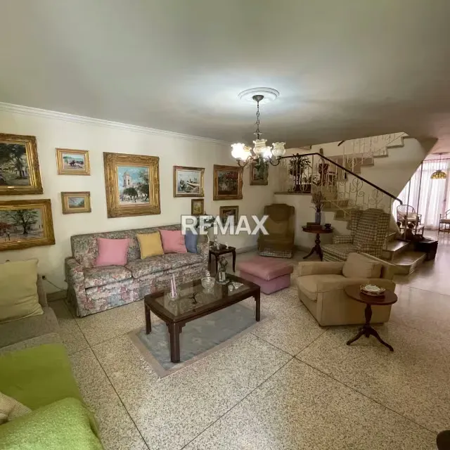 SE VENDE CASA CON POTENCIAL RESIDENCIAL COMERCIAL EN COLINAS DE BELLO MONTE - 3