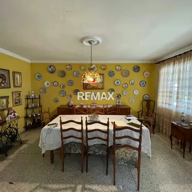 SE VENDE CASA CON POTENCIAL RESIDENCIAL COMERCIAL EN COLINAS DE BELLO MONTE - 4