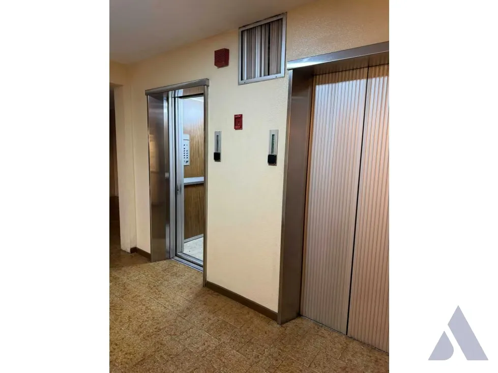 Vendo apartamento en calle cerrada 137m2 La Urbina 7042 - 2
