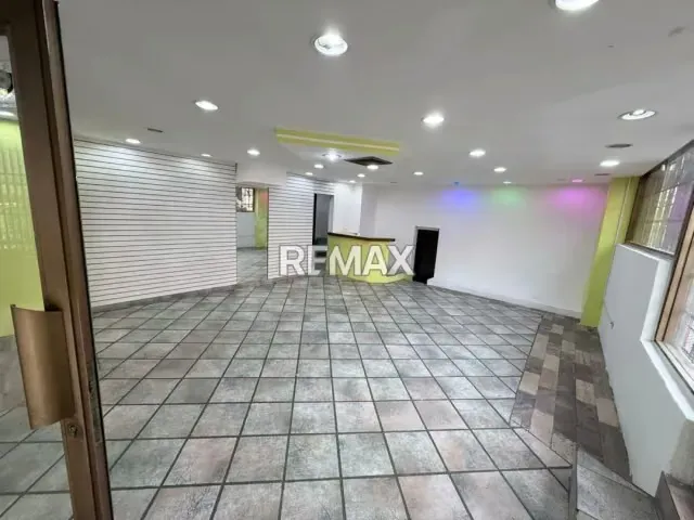 LOCAL EN ALQUILER Ubicado a una cuadra del Centro Cívico, en la Torre Sofitasa. - 3