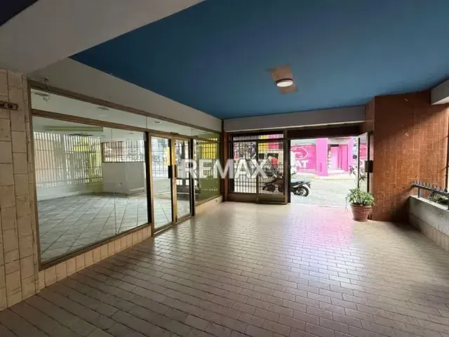 LOCAL EN ALQUILER Ubicado a una cuadra del Centro Cívico, en la Torre Sofitasa. - 4