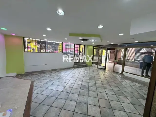 LOCAL EN ALQUILER Ubicado a una cuadra del Centro Cívico, en la Torre Sofitasa. - 5