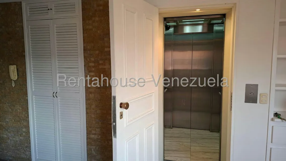 Apartamento (1 Nivel) en Alquiler en El Rosal, Distrito Metropolitano - 2