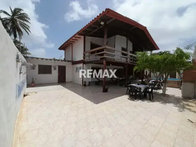 EN VENTA HERMOSA CASA CON FINES DE POSADA CON UNA UBICACIÓN PRIVILEGIADA EXCELENTE PARA EL DESARROLLO TURISTICO EN PLAYA SUR CHICHIRIVICHE ESTADO FALCON