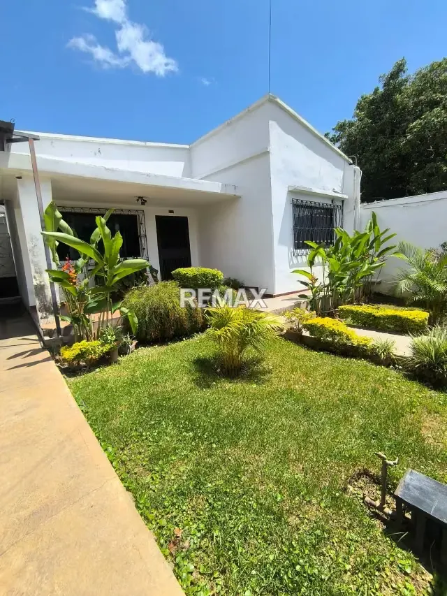 Bella Casa En Venta en Carrera 32 Cercana a la Av Simón Rodriguez